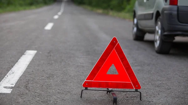 Centrarse Triángulo Rojo Una Carretera Rural Con Coche Detrás Paisaje — Foto de Stock