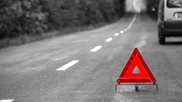 Centrarse Triángulo Rojo Una Carretera Rural Con Coche Detrás Paisaje — Foto de Stock