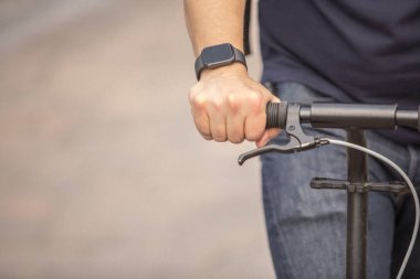 Üçüncü caddede scooterlı bir iş adamı.