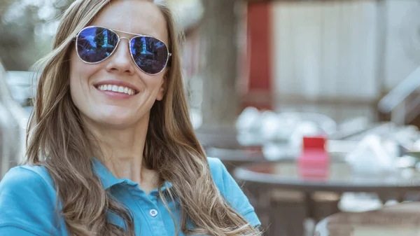 Gelukkige Blanke Vrouw Die Straat Loopt Een Zonnige Dag Vrolijk — Stockfoto