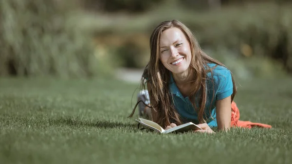 Genç Bir Kadın Parkta Kitap Okuyor — Stok fotoğraf