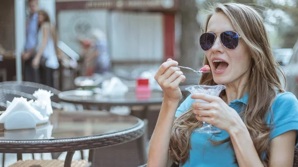 Jovem Mulher Comer Sorvete Café Imagem Tonificada — Fotografia de Stock