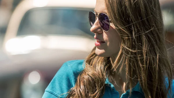 Glückliche Kaukasische Frau Die Einem Strahlend Sonnigen Tag Auf Der — Stockfoto