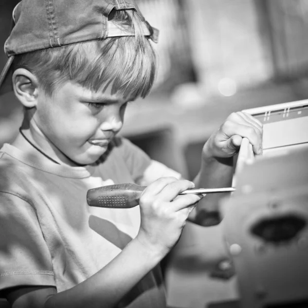 Αγόρι Μαθαίνει Επισκευάζει Τον Υπολογιστή — Φωτογραφία Αρχείου