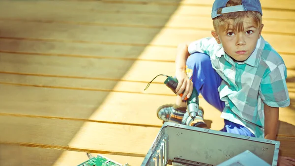 Menino Está Aprendendo Reparar Computador — Fotografia de Stock