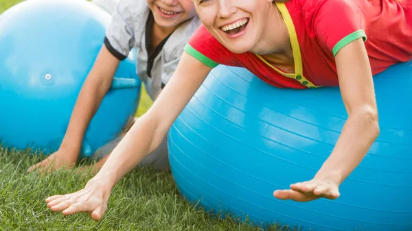 Moeder Zoon Trainen Buiten Een Zonnige Dag — Stockfoto