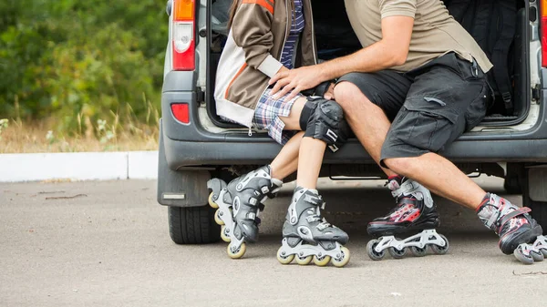 Família Patinando Juntos Casal Beijando Sentado Carro Depois Patinagem — Fotografia de Stock