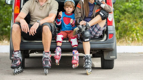 Familjen Rolerblading Tillsammans Utomhus Gatan — Stockfoto