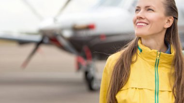 Uçağın önündeki genç bayan.