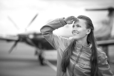 Uçağın önündeki genç bayan.