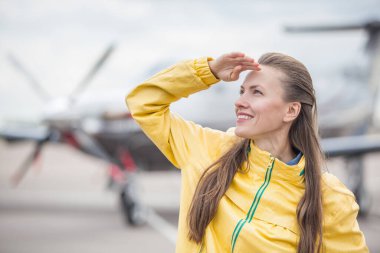 Uçağın önündeki genç bayan.