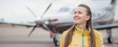 Uçağın önündeki genç bayan.