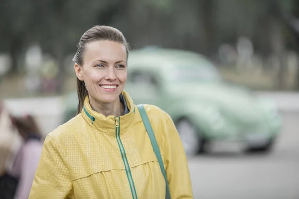 Opgewonden Jonge Vrouw Haar Nieuwe Auto Achter Haar Jonge Vrolijke — Stockfoto