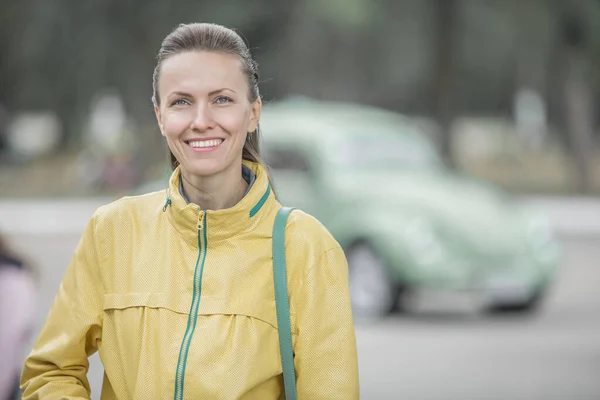 Aufgeregte Junge Frau Und Ihr Neues Auto Hinter Sich Junge — Stockfoto