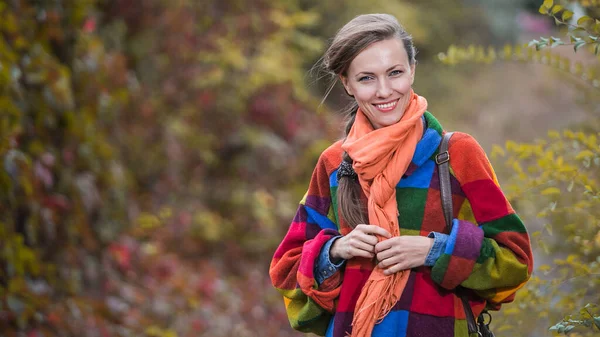 Sonbahar Parkında Sonbahar Manzarasında Neşeli Genç Bir Kadının Portresi — Stok fotoğraf