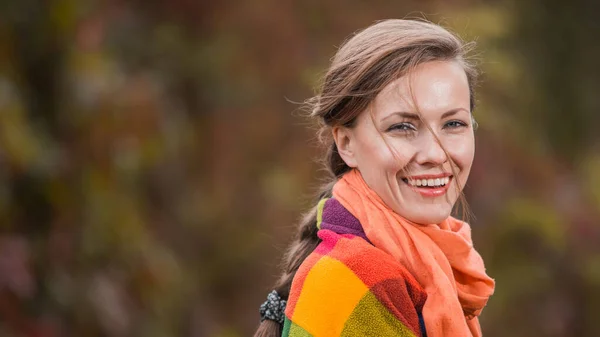 Porträtt Glad Ung Kvinna Höstparken Höstlandskapet — Stockfoto