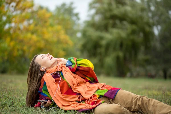 Sonbahar Parkında Sonbahar Manzarasında Neşeli Genç Bir Kadının Portresi — Stok fotoğraf