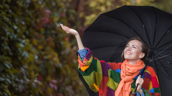 Herbst Frau Mit Regenschirm Herbstfarben Kleidung Über Herbstlichem Hintergrund — Stockfoto