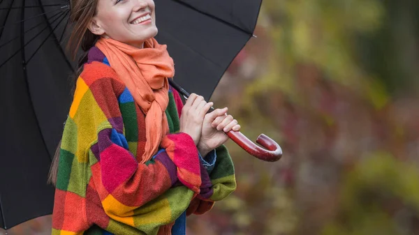 Осінь Жінка Парасолькою Осінніх Кольорах Одягу Осінньому Фоні — стокове фото