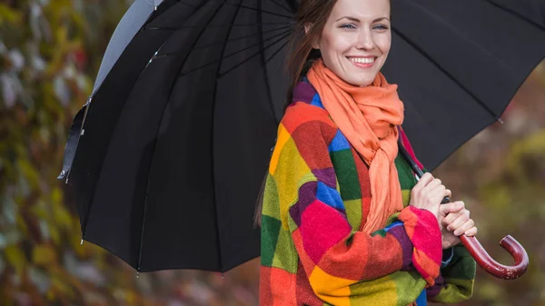 Herbst Frau Mit Regenschirm Herbstfarben Kleidung Über Herbstlichem Hintergrund — Stockfoto