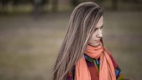 秋の色の服を着て公園を歩く秋の女性は 髪に焦点を当て — ストック写真
