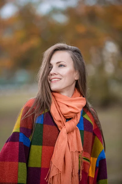 Hösten Kvinna Med Höst Färger Kläder Promenader Parken — Stockfoto