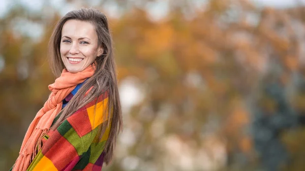 Sonbahar Kadını Güz Parkında Parlak Renklerde Kalın Yün Elbiseler Giyer — Stok fotoğraf