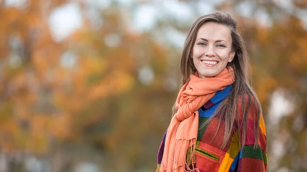 Mulher Outono Vestindo Roupas Quente Cores Brilhantes Andando Parque Outono — Fotografia de Stock