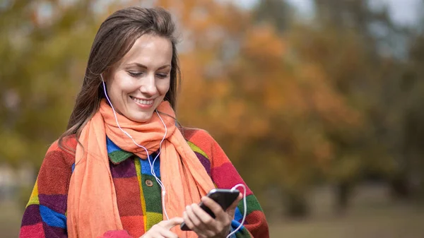 Junge Frau Herbstpark Hört Musik Und Genießt Gutes Wetter Warmer — Stockfoto