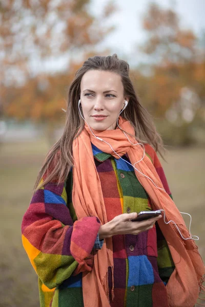 Junge Frau Herbstpark Hört Musik Und Genießt Gutes Wetter Warmer — Stockfoto