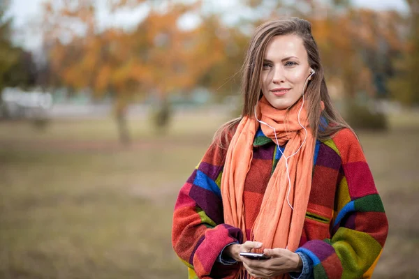 Young Woman Autumn Park Listening Music Enjoying Good Weather Wearing — Stock Photo, Image