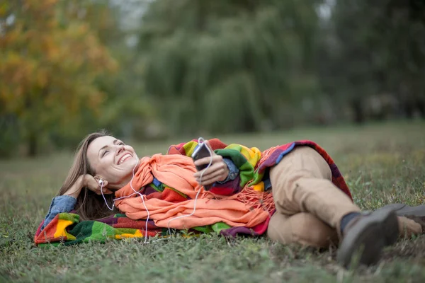 Mladá Žena Podzimním Parku Poslouchat Hudbu Těší Dobré Počasí Sobě — Stock fotografie