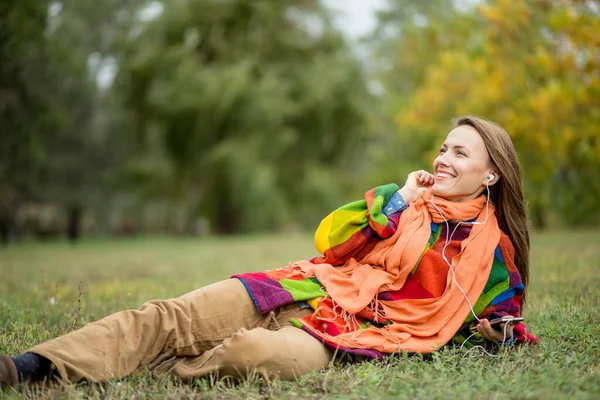 Молодая Женщина Осеннем Парке Слушает Музыку Наслаждаясь Хорошей Погодой Теплой — стоковое фото