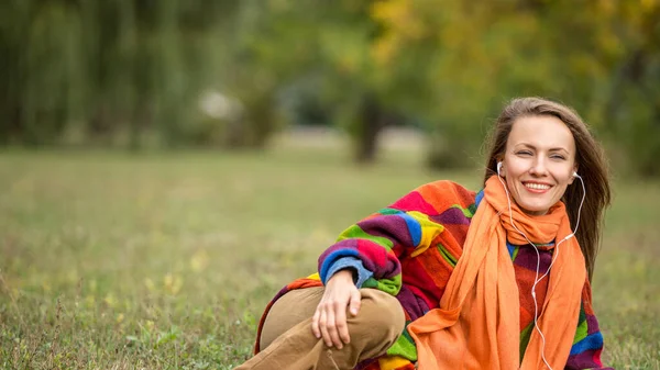 Young Woman Autumn Park Listening Music Enjoying Good Weather Wearing — Stock Photo, Image