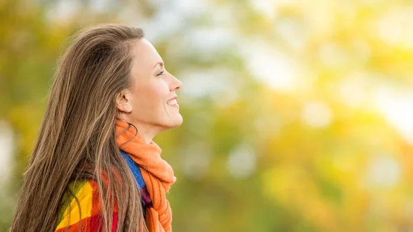 Autunno Donna Indossa Vestiti Lana Caldi Colori Vivaci Piedi Nel — Foto Stock