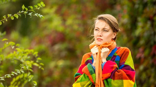 Retrato Jovem Triste Parque Outono Cenário Outono — Fotografia de Stock