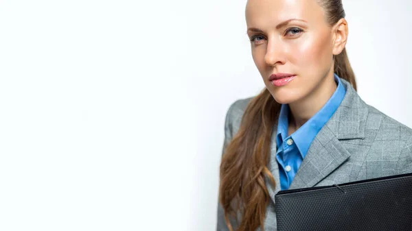 Mujer Negocios Con Traje Gris Camisa Azul Aislada Sobre Fondo — Foto de Stock