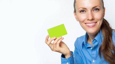 Resmi giysiler içinde genç ve güzel bir kadın. Elinde beyaz bir kart var.