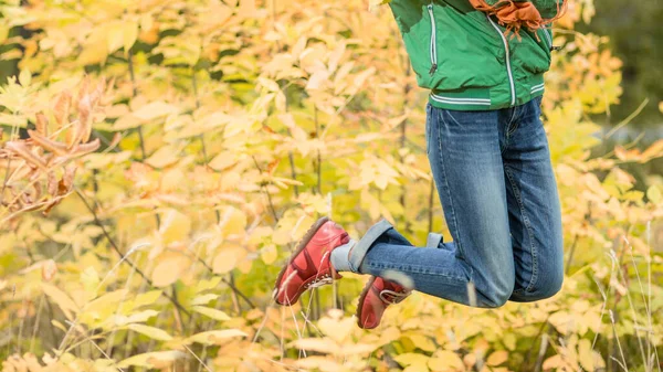 Sonbahar parkında kaygısız genç bir kadın sıcak havanın tadını çıkarıyor.