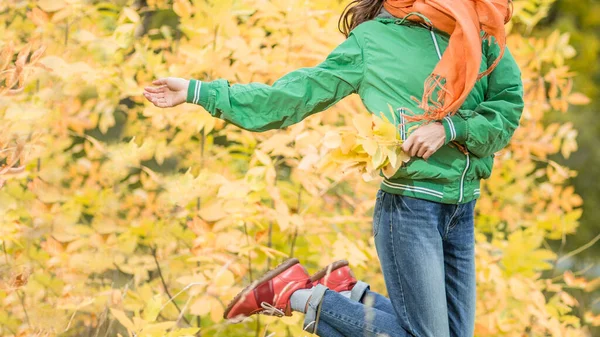 Giovane Donna Spensierata Nel Parco Autunnale Godendo Del Bel Tempo — Foto Stock