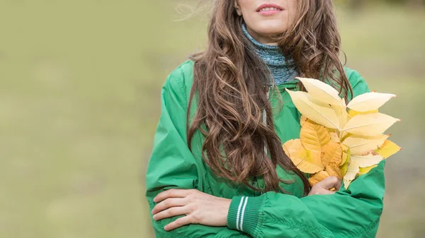 Bekymmerslös Ung Kvinna Höstparken Njuter Bra Varmt Väder — Stockfoto