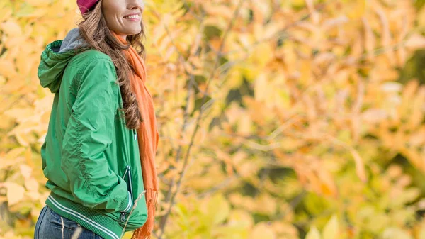 Беззаботная Молодая Женщина Осеннем Парке Наслаждается Теплой Погодой — стоковое фото