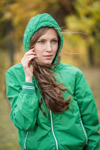 Unbekümmerte Junge Frau Herbstpark Genießt Gutes Warmes Wetter — Stockfoto