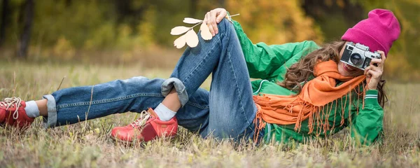 Беззаботная Молодая Женщина Осеннем Парке Наслаждается Теплой Погодой — стоковое фото