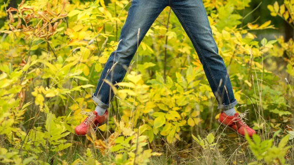 Divertenti Gambe Autunnali Donna Che Salta Indossando Vestiti Casual Jeans — Foto Stock