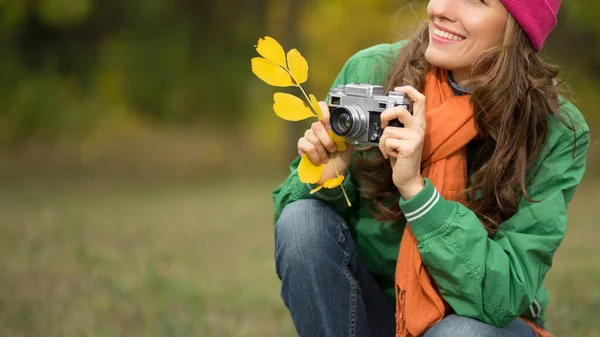 Schöne Frau Heller Kleidung Fotografieren Herbst Park Über Gelben Baumhintergrund — Stockfoto