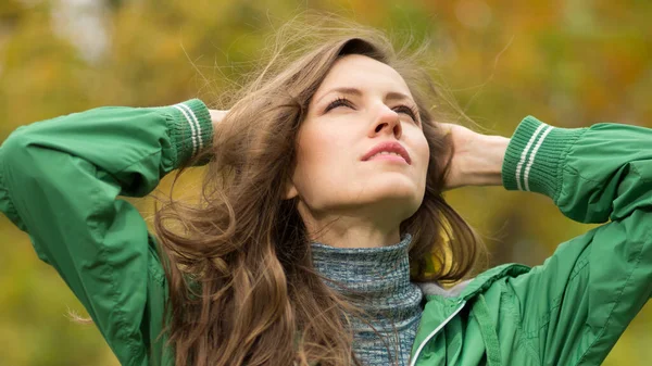 Mujer Joven Despreocupada Parque Otoño Disfrutando Buen Clima Cálido —  Fotos de Stock