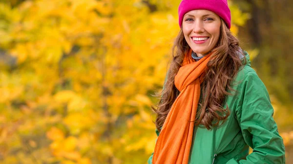 Mujer Joven Despreocupada Parque Otoño Disfrutando Buen Clima Cálido —  Fotos de Stock