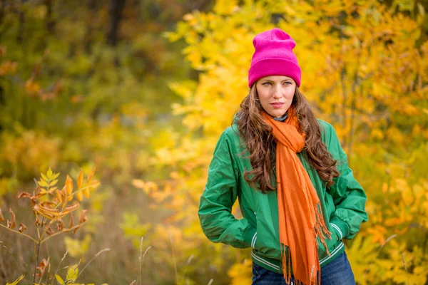 Unbekümmerte Junge Frau Herbstpark Genießt Gutes Warmes Wetter — Stockfoto