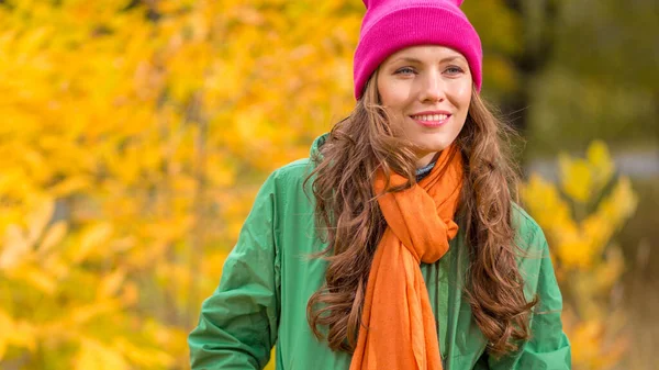 秋の公園で天気の良い日に若い女性をケア — ストック写真
